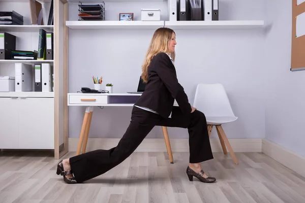 Side View Happy Businesswoman Melakukan Latihan Stretching Kantor — Stok Foto