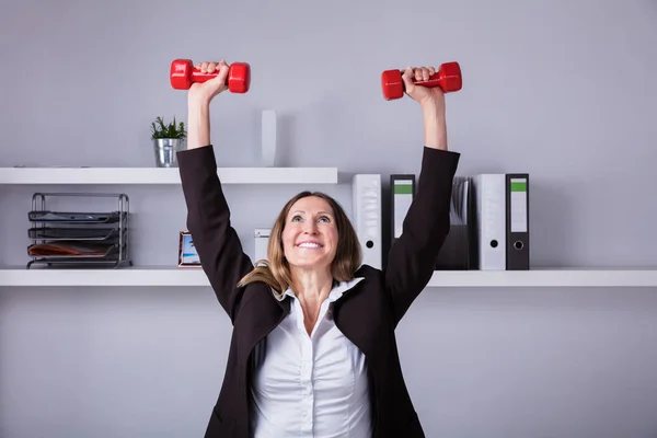 Retrato Una Mujer Negocios Sonriente Haciendo Ejercicio Con Pesimistas — Foto de Stock