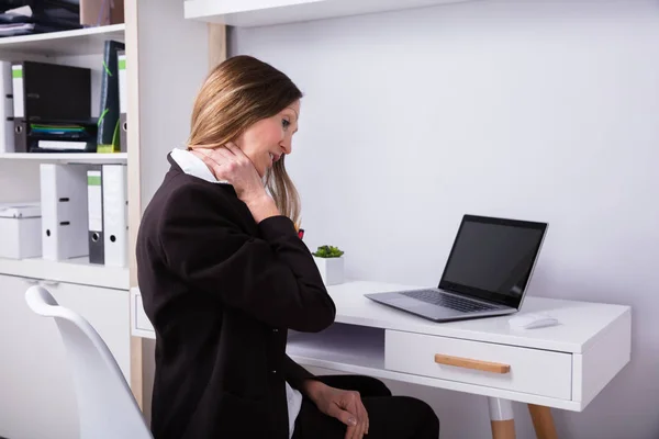 Mogen Affärskvinna Lider Nacksmärta Office — Stockfoto