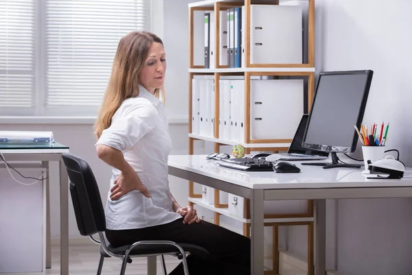 Vista Lateral Una Mujer Negocios Madura Sentada Una Silla Que — Foto de Stock