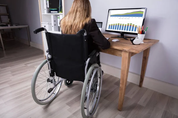 Bageste Visning Handicappet Forretningskvinde Sidder Kørestol Arbejder Computer - Stock-foto