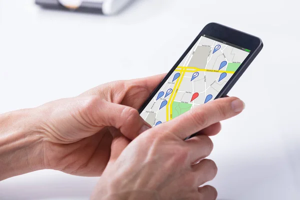 Close Van Iemands Hand Met Behulp Van Gps Navigatiekaart Mobiele — Stockfoto