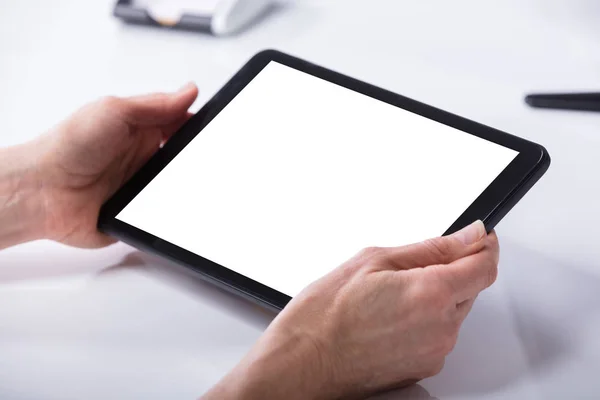 Frauenhand Mit Digitalem Tablet Mit Weißem Bildschirm — Stockfoto