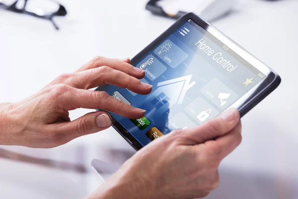 Close Mão Uma Pessoa Usando Sistema Controle Doméstico Tablet Digital — Fotografia de Stock