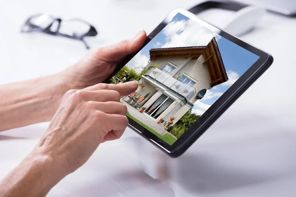 Närbild Persons Hand Som Håller Digital Tablett Med Hus Skärmen — Stockfoto
