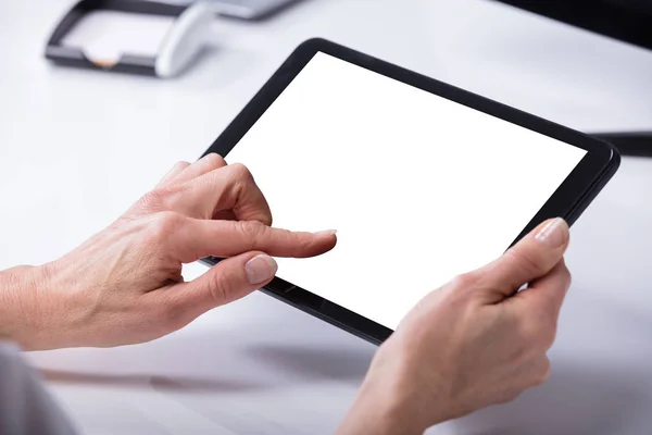 Χέρι Της Γυναίκας Χρησιμοποιώντας Ψηφιακό Tablet Κενή Λευκή Οθόνη — Φωτογραφία Αρχείου