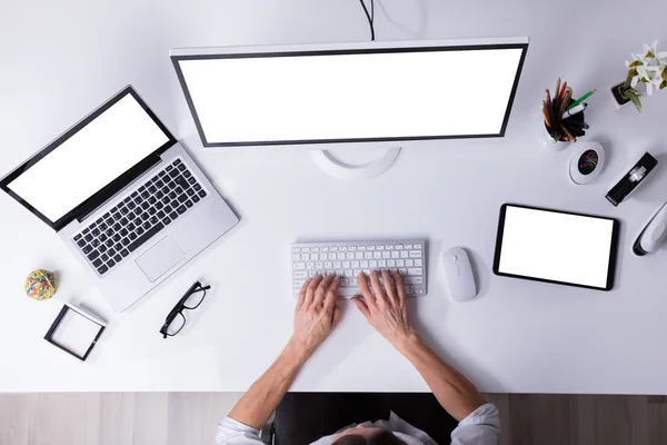 Geschäftsmann Arbeitet Computer Mit Weißem Bildschirm — Stockfoto
