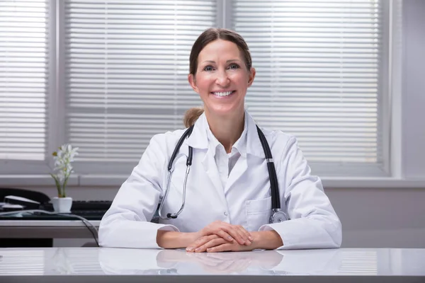 一位微笑的女医生在诊所的肖像 — 图库照片
