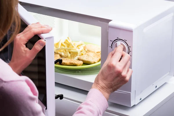 Photo Woman Hands Opening Microwave Oven Door — Stock Photo, Image