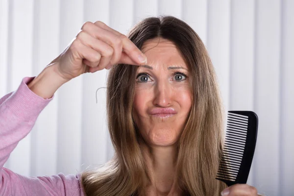 Chockad Kvinna Som Lider Hår Förlust Problem — Stockfoto