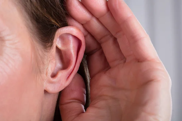 Femme Écoutant Avec Main Sur Une Oreille — Photo