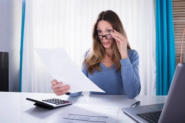 Primer Plano Mujer Conmocionada Madura Mirando Documento Lugar Trabajo — Foto de Stock