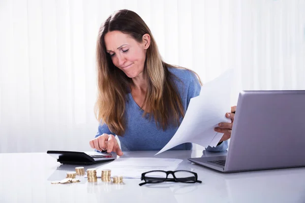 Close Mature Businesswoman Calculating Invoice White Desk Office Dalam Bahasa — Stok Foto
