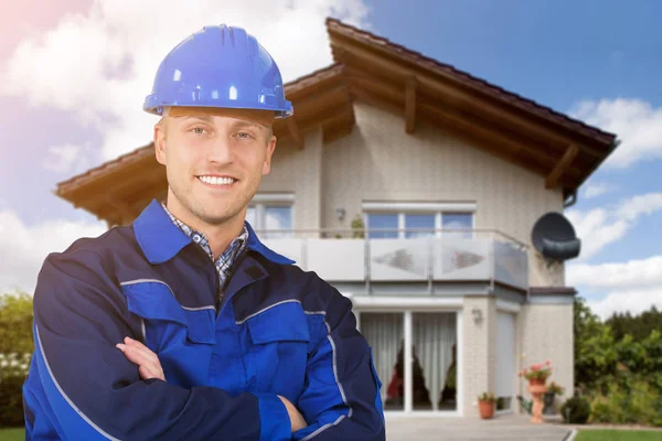 Fiducioso Architetto Maschio Con Braccia Incrociate Piedi Fronte Casa Guardando — Foto Stock