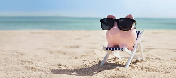 Pink Piggybank Okularach Pokładzie Krzesło Nad Piaszczystą Plażą — Zdjęcie stockowe