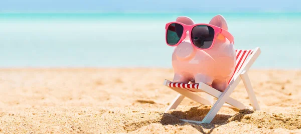 Piggybank Rosa Vestindo Óculos Cadeira Convés Sobre Praia Areia — Fotografia de Stock