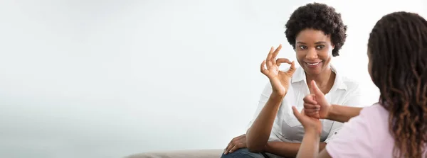 Gülümseyen Afrikalı Genç Bir Kadının Portresi Arkadaşına Şaret Dili Öğretiyor — Stok fotoğraf