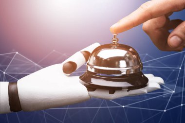 Robot Tarafından Teknoloji Karşıtı Zil Çalan Kişinin Yakın Çekimi