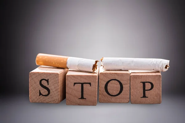 Close Broken Cigarette Stop Wooden Block Gray Background — Stock Photo, Image