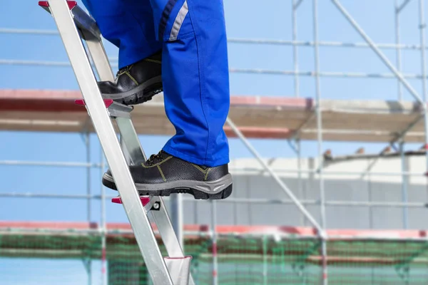 Close Homem Reparação Acessível Escada Aço Contra Locais Construção — Fotografia de Stock