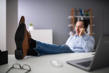 Tembel adam çalışmak yerine iş yerinde telefon kullanıyor.