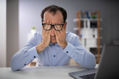 Ofiste Gözlüklü Adam 'ın Elleri Yüzünün Üzerinde