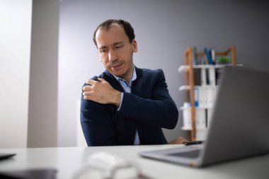 Genç İşadamı Bilgisayar Kullanıyor Omuz Acısından muzdarip