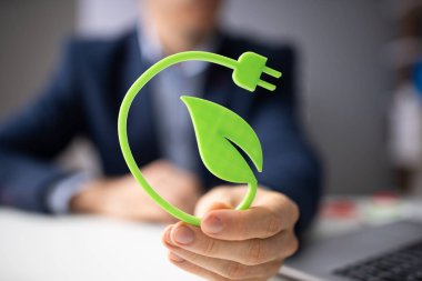 Elinde Yenilenebilir Yeşil Enerji Kavramı Tutan Adam