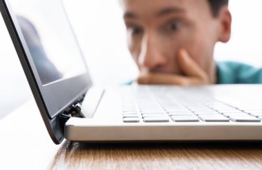 Bozuk Ekran Eklentisi Olan Hasarlı Dizüstü Bilgisayara Bakan Adam