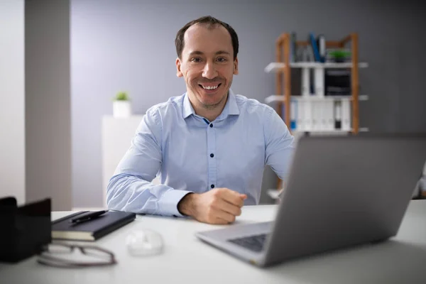 Happy Businessman Working Laptop Office — Stock Photo, Image