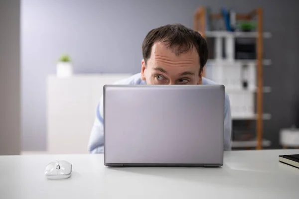 Empresário Escondendo Sua Cabeça Atrás Laptop Local Trabalho — Fotografia de Stock