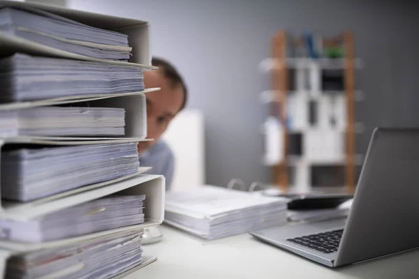 Primer Plano Hombre Negocios Escondiéndose Detrás Pila Carpetas Escritorio Lugar — Foto de Stock