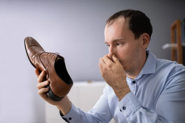 Primer Plano Joven Sosteniendo Zapato Apestoso — Foto de Stock