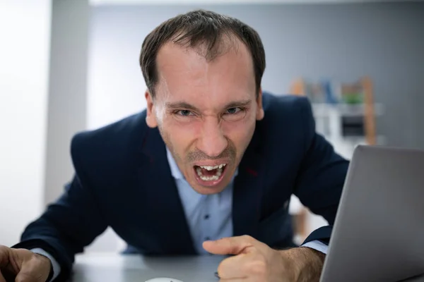 Stressé Jeune Homme Affaires Criant Dans Bureau — Photo