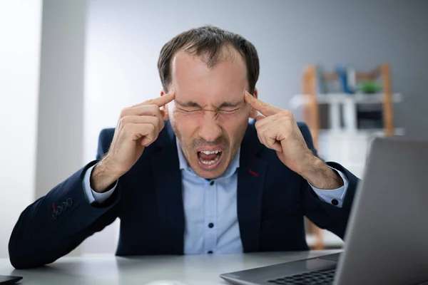 Stres Mladý Podnikatel Křičí Kanceláři — Stock fotografie