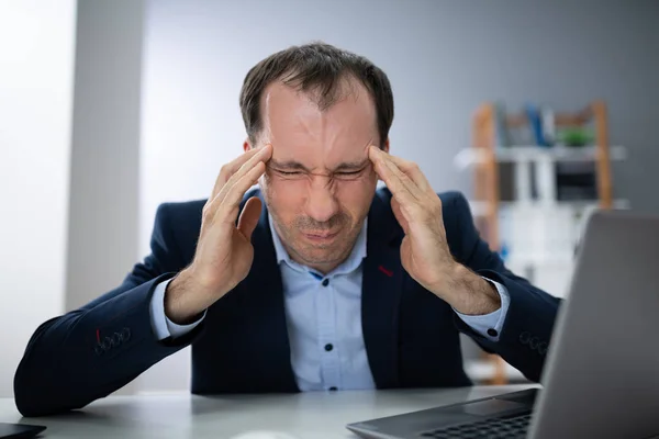 Gestresste Jonge Zakenman Schreeuwend Kantoor — Stockfoto