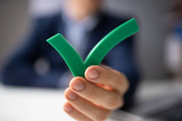 Close Mão Empresário Segurando Verde Verifique Mark Icon — Fotografia de Stock