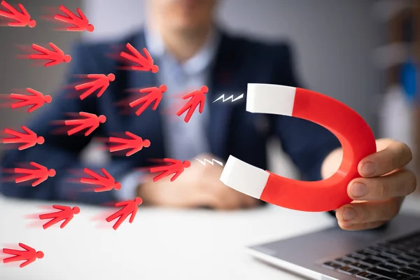 Geschäftsmann Lockt Blaues Team Mit Hufeisenmagnet — Stockfoto