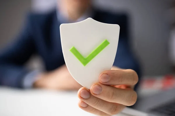 Close Van Een Businessperson Hand Holding Shield Shield Met Checkmark — Stockfoto