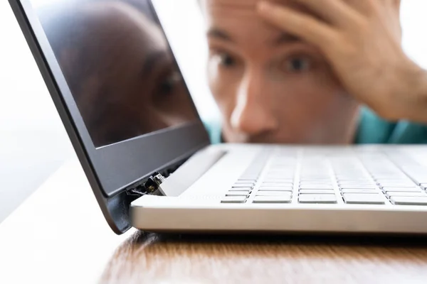 Hombre Mirando Computadora Portátil Dañada Con Accesorio Pantalla Roto — Foto de Stock