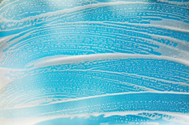 Pencere camındaki sabun köpüğünün soyut dokusu