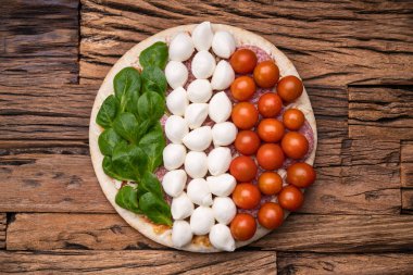  Mozzarella Peyniri ve Sebzeler Tahta Masanın Üzerinde Pizza Üstü