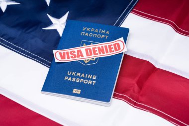 Amerika Bayrak Arkaplanı Üzerindeki Vize Reddedilmiş Metin ve Ukrayna Pasaportunun Genel Görünümü