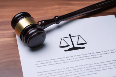 Tahta Masa Kanununun Kağıtları Üzerine Yargıç Gavel 'in Yakın Çekimi