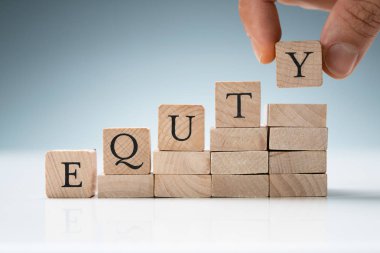 Equity Metnini Gösteren Bir Satırda İnsan Elleri Ahşap Blokları Düzenleme