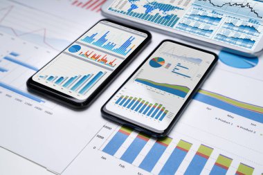 Masadaki Çoklu Akıllı Telefonların Ekranındaki Mali Grafiklerin Yakın Çekimi