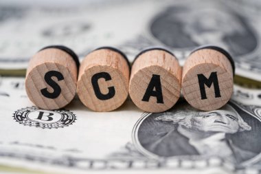 Yuvarlak Tahta Bloklarda Dolarlar İçin Bir Dolandırıcılık Sözcüğünün Yakın Çekimi