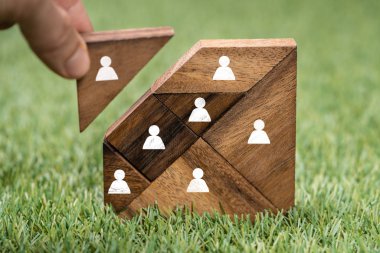 Yeşil Çimlerin Üzerinde İnsan figürleriyle Tangram Meydanı Bloğu