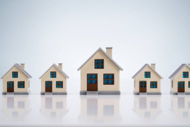 Küçük Güzel Ev Modelleri Yansıtıcı Masa Üzerine Bir Sırayla Ayarlandı