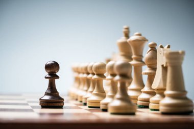 Mavi Arkaplan Karşısında Satranç Parçaları Satrancı